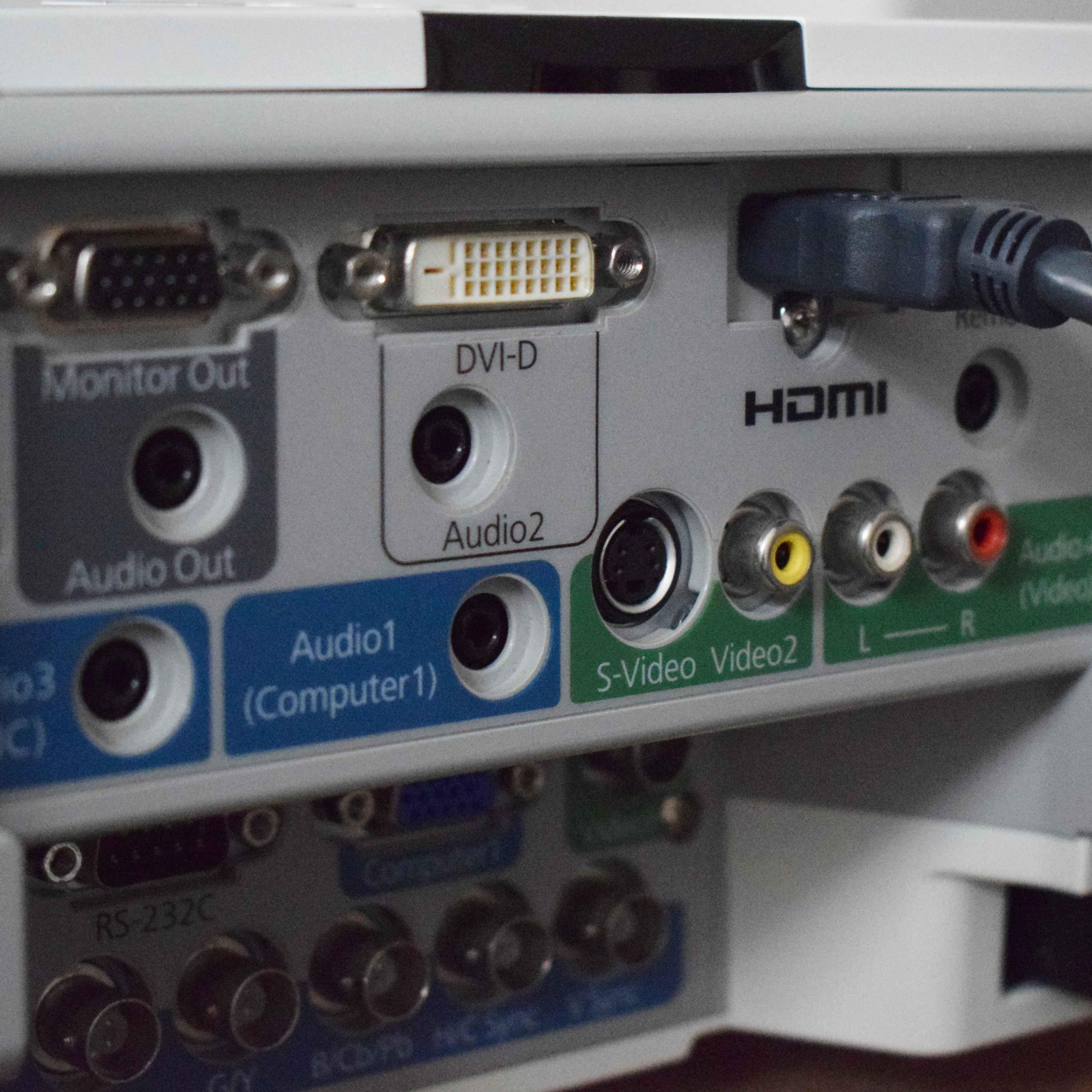 Photo of Epson EB-G5450WU projector back