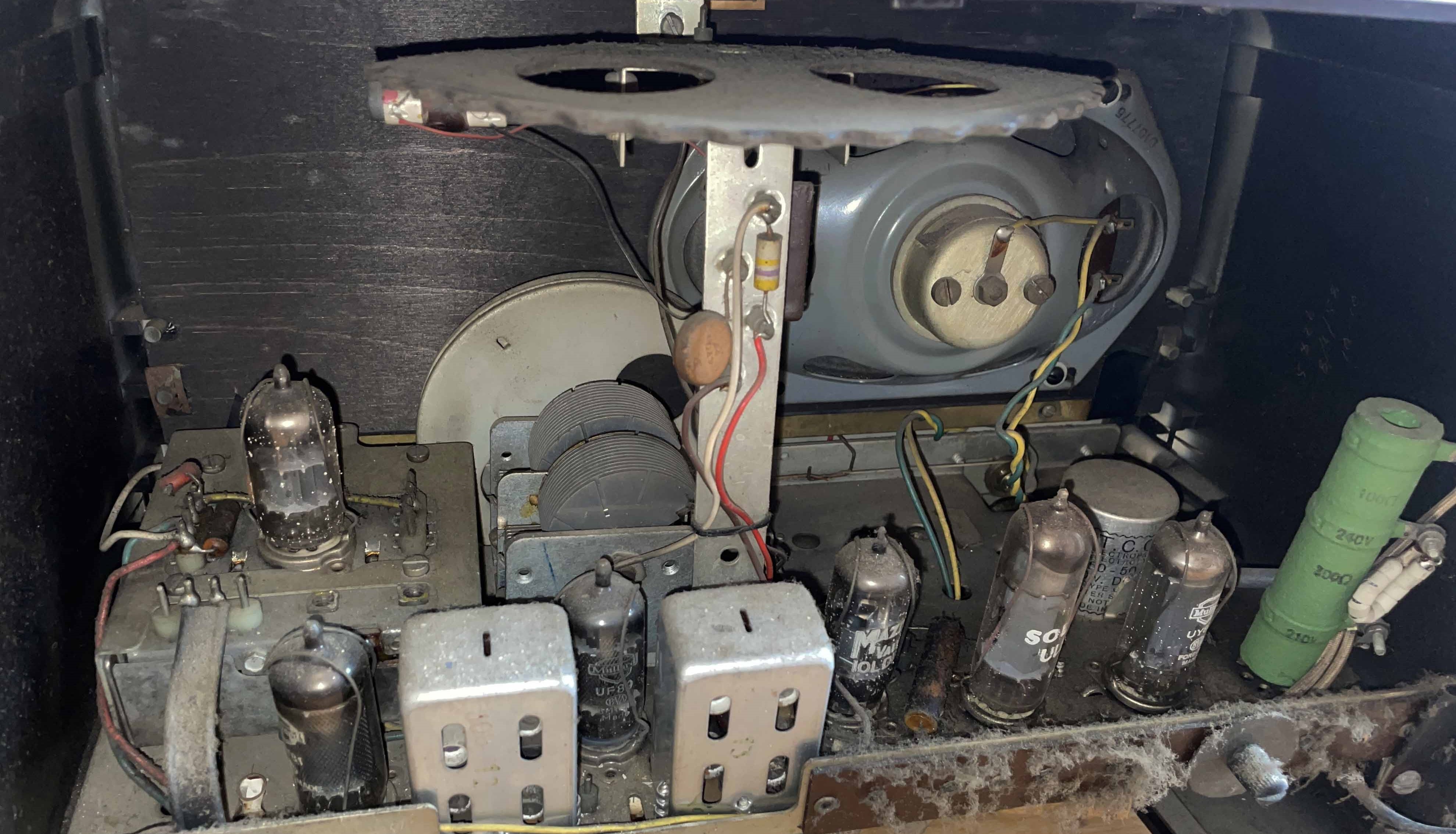 Image of internal components including the speaker and vacuum tubes.