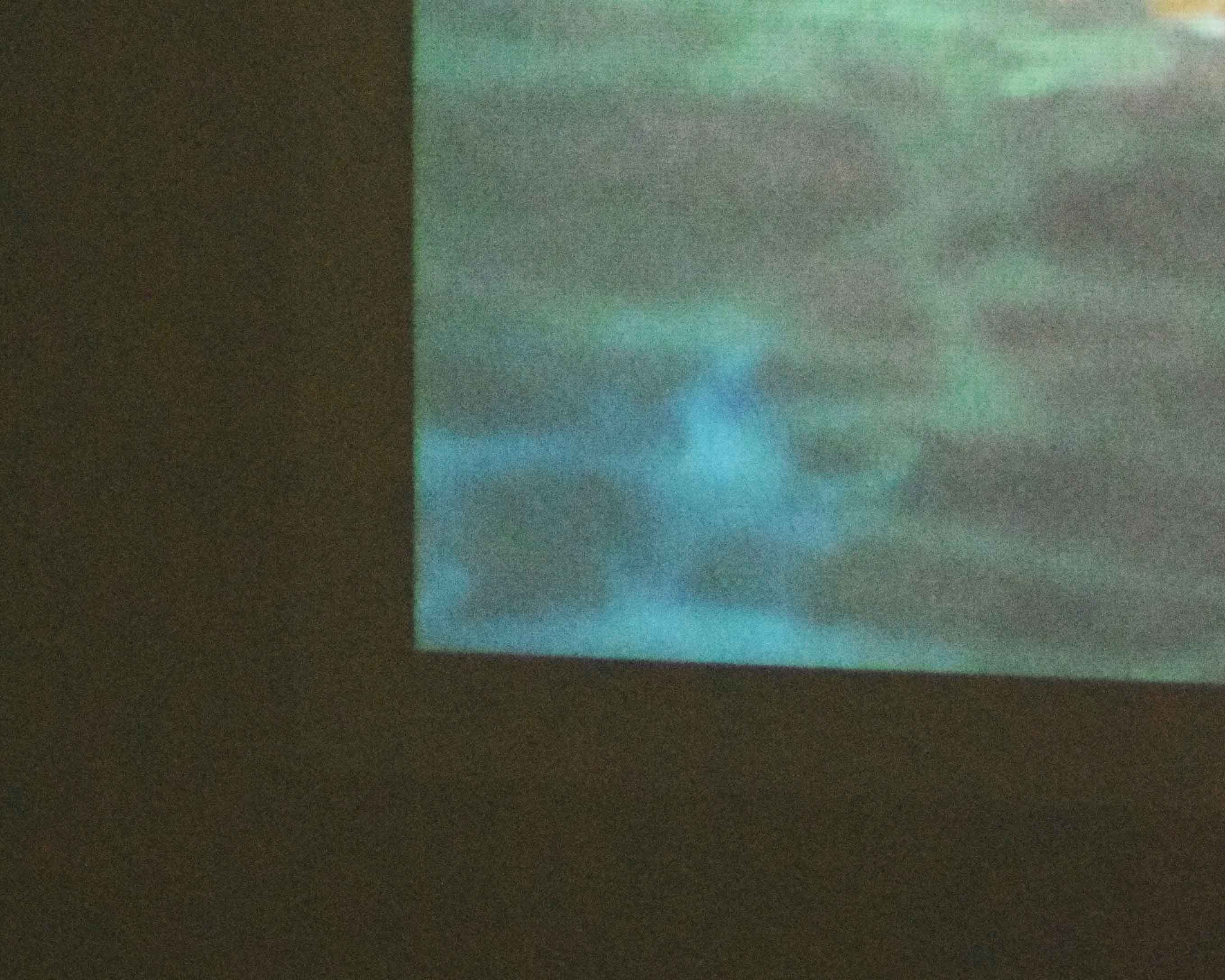 Image showing a faint illuminated border surrounding the projection image.