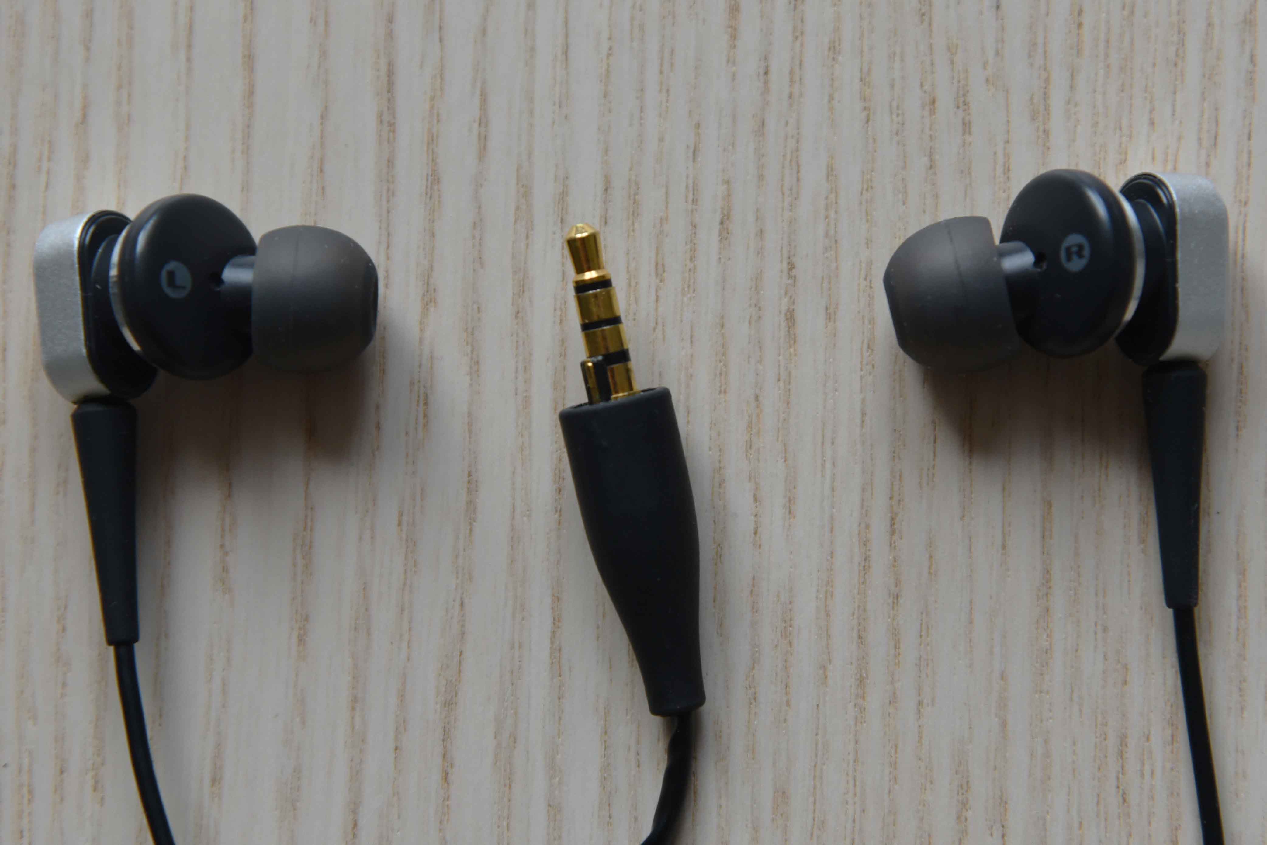 Photo of the MDR-NC022 headphones connected to the NW-S706F Walkman.