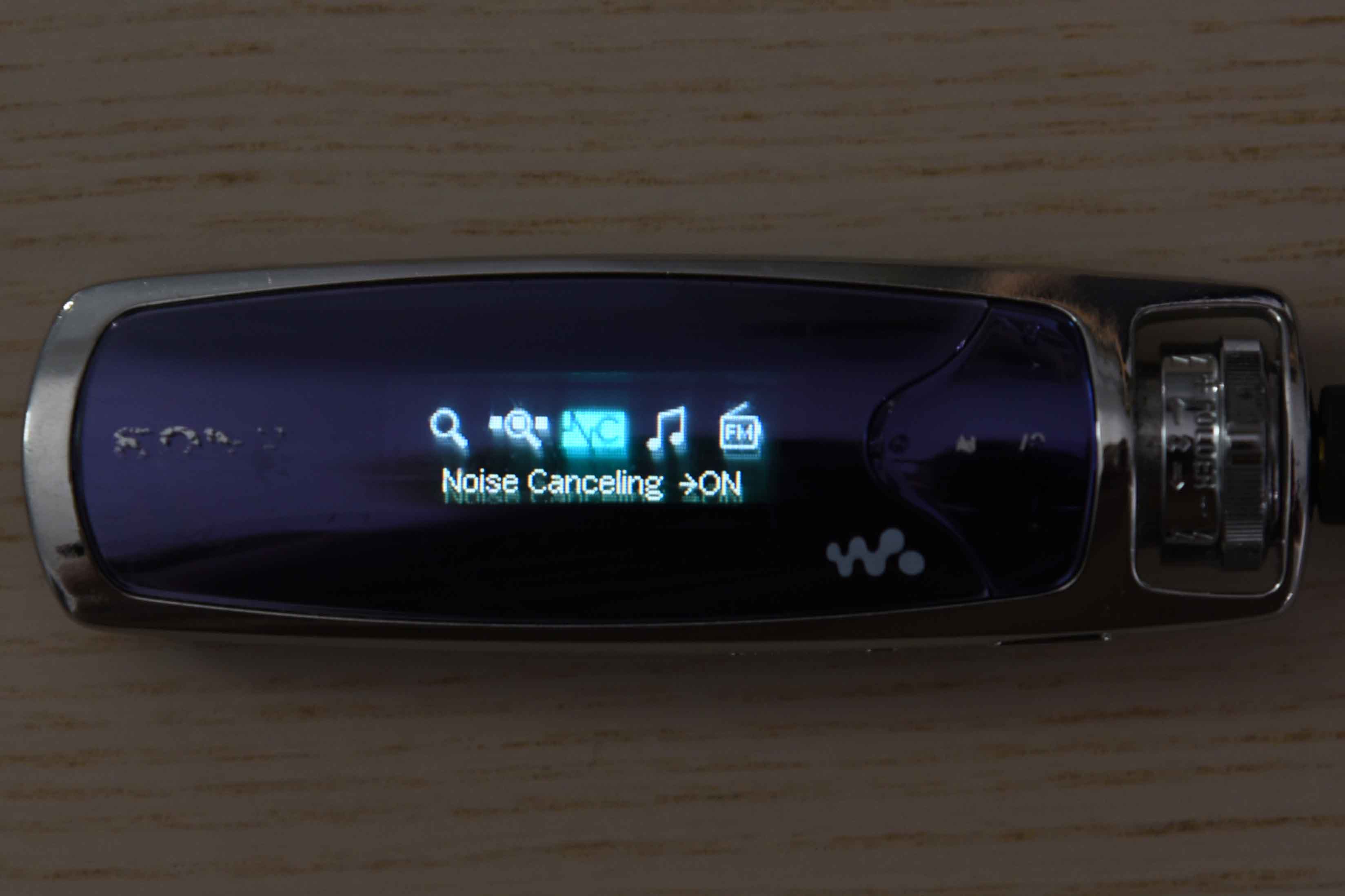 Photo of the NW-S706F Walkman's noise cancellation menu option.