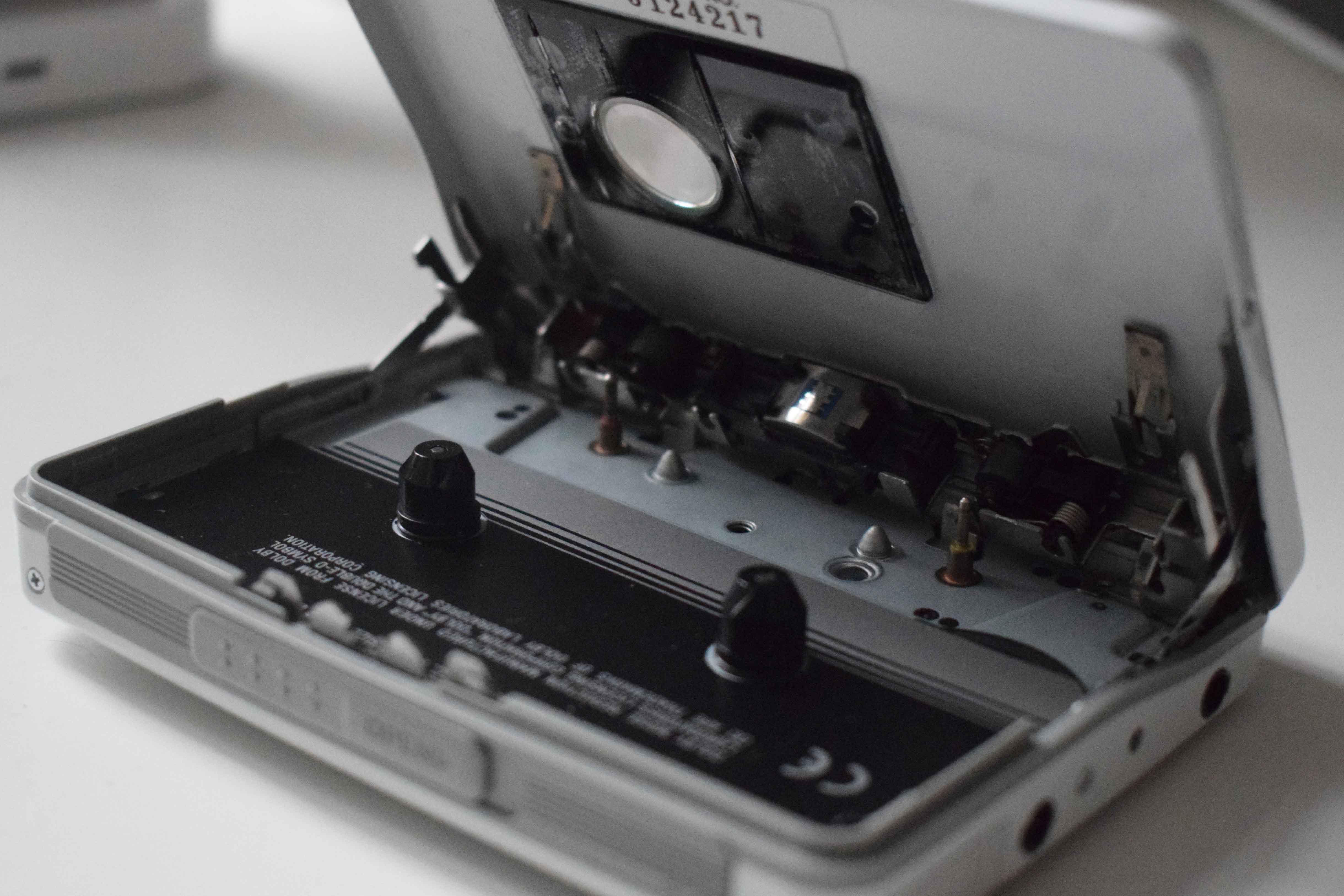 WM-EX615 opened showing where cassette is inserted.